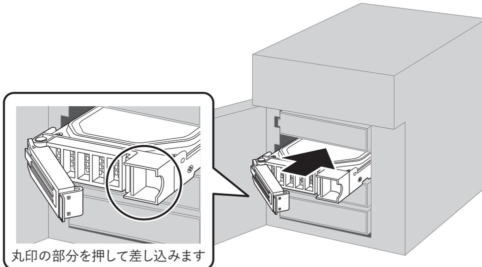 Illustration showing a drive being inserted into a RAID controller. A circular callout highlights the latch area with the text '丸印の部分を押して差し込みます' (Press the circled part to insert).