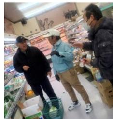 店内で島民と会話している様子。