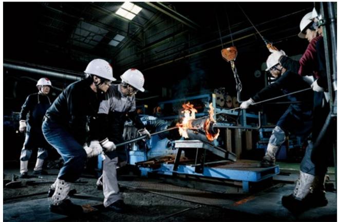 ばね製作現場の職人たち